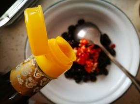 捞出，加点蒜泥剁椒酱，加点香油，嗯嗯，不错，很入味