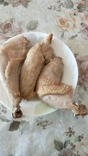 鸡肉用开水烫下再切成小块