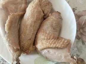 鸡肉用开水烫下再切成小块
