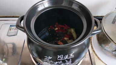 煲入油放入作料炒香