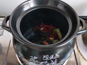 煲入油放入作料炒香