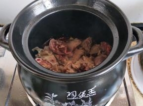 加入鸡块煸香