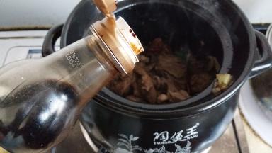 加入老抽料酒盐入味