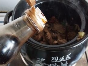 加入老抽料酒盐入味