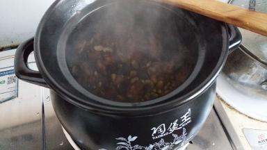 加入木耳大火烧开再小火慢炖一个半小时