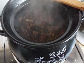 加入木耳大火烧开再小火慢炖一个半小时