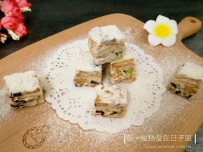 咸香的饼干和坚果中和了棉花糖与果干的甜腻，一口一个停不下来哦！