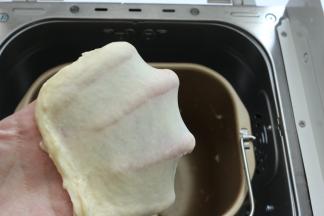 按键调和面功能，时间调到20分钟，进行搅拌到面团扩展性，呈现厚膜的状态