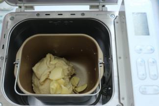 再加入事先软化好的黄油