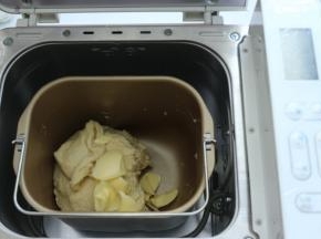 再加入事先软化好的黄油