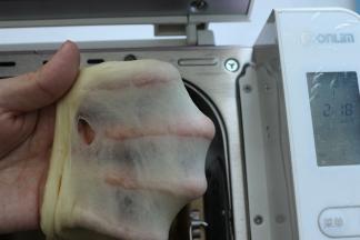 按键调和面功能，时间调到10分钟，进行搅拌到面团完全扩展性，呈现薄膜状态即可