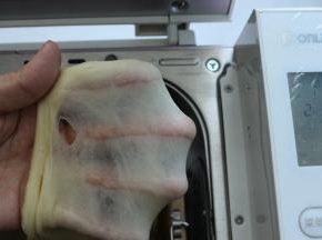 按键调和面功能，时间调到10分钟，进行搅拌到面团完全扩展性，呈现薄膜状态即可