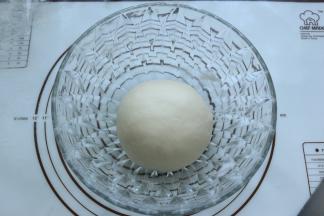 搅拌好的面团拿出来揉圆，放在一个大碗里面，盖上保鲜膜，进行第一次发酵