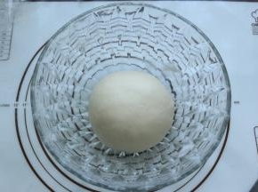搅拌好的面团拿出来揉圆，放在一个大碗里面，盖上保鲜膜，进行第一次发酵