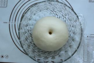 发至2倍大，用手指沾面粉，戳个洞，不回缩即可