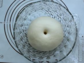发至2倍大，用手指沾面粉，戳个洞，不回缩即可