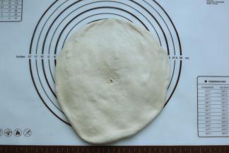 发酵好之后，拿出来排气按压