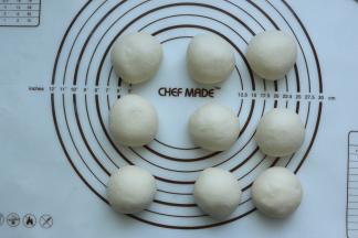 然后再分成9份揉圆，盖上保鲜膜室温静置15分钟