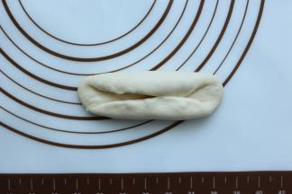 再由下往上的卷到小面团的中间