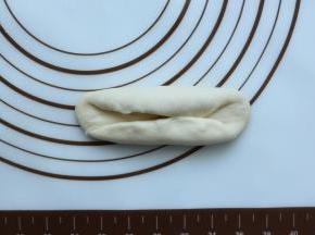 再由下往上的卷到小面团的中间