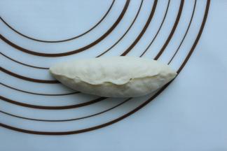 再把两边面团捏紧起来