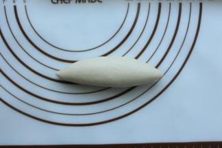 再翻正面过来，将面团搓成橄榄形