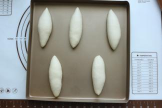 依次做好的小面团放在烤盘上