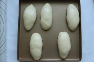 二发好的面包，在表面刷上一层鸡蛋液