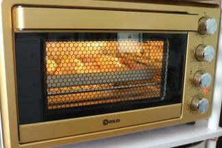 烤箱提前预热先预约好180度10分钟，时间到了后再把烤盘里的面包放入烤箱中层，180度18分钟，中途注意观察表面的颜色，如果表面上色满意后就盖上锡纸，再继续烤至熟