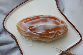 待面包放至手温时，沙拉涂在面包的表面