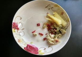 生姜切丝，小米椒，大蒜，辣椒切碎。