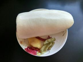 准备萝卜，生姜，辣椒，小米椒，大蒜。