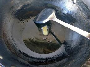 锅内放油，用生姜在锅里抹一圈。