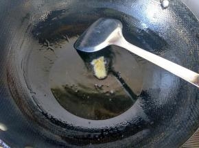 锅内放油，用生姜在锅里抹一圈。