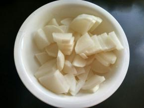 萝卜切块。