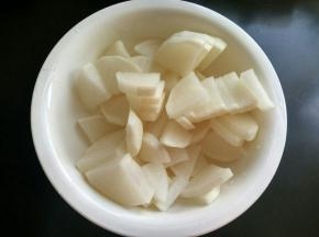 萝卜切块。