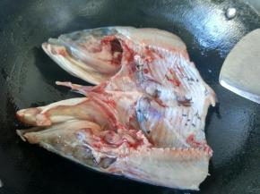 油烧热，放鱼头在锅里煎。