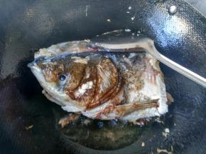 两面煎黄，放料酒，陈醋。