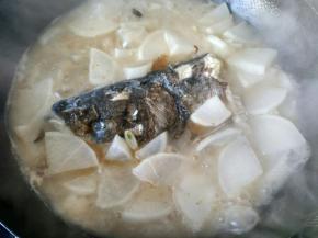 大火烧开，汤变成奶白色，转小火慢炖。