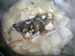 大火烧开，汤变成奶白色，转小火慢炖。