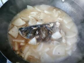 萝卜变软煮熟，，放鸡精，胡椒粉。