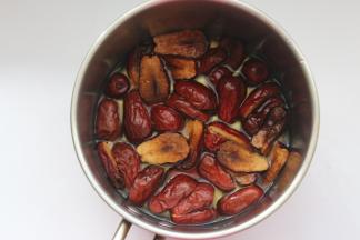 事先处理好枣泥，取80克红枣去核再加入适量的清水放在奶锅里，放在炉上大火煮开后改小火煮15分钟