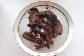 将煮好的红枣压成泥过筛取80克枣泥即可