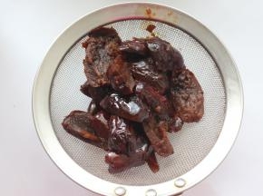 将煮好的红枣压成泥过筛取80克枣泥即可