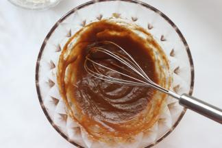 把鸡蛋分离好，先处理一下蛋黄糊，把枣泥和玉米油混合在一起，用手动打蛋器打搅拌均匀完全混合好，混合到无水油