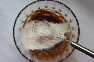 再筛入低筋粉，用刮刀将低筋面粉，搅拌到无干粉就好