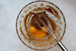 再把蛋黄倒入盆里，再用刮刀搅拌混合均匀就好