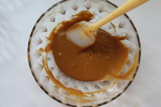 混合到流动性的蛋黄糊即可，这样就已经把蛋黄糊做好放一边