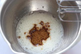 蛋黄糊做好后，再来处理蛋白霜，电动打蛋器先开在低速，先把蛋清打到鱼眼泡那样，再加入3分之一的红糖