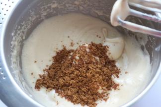 等蛋清打到稍微细腻软尖时再加入余下的红糖的2分之1